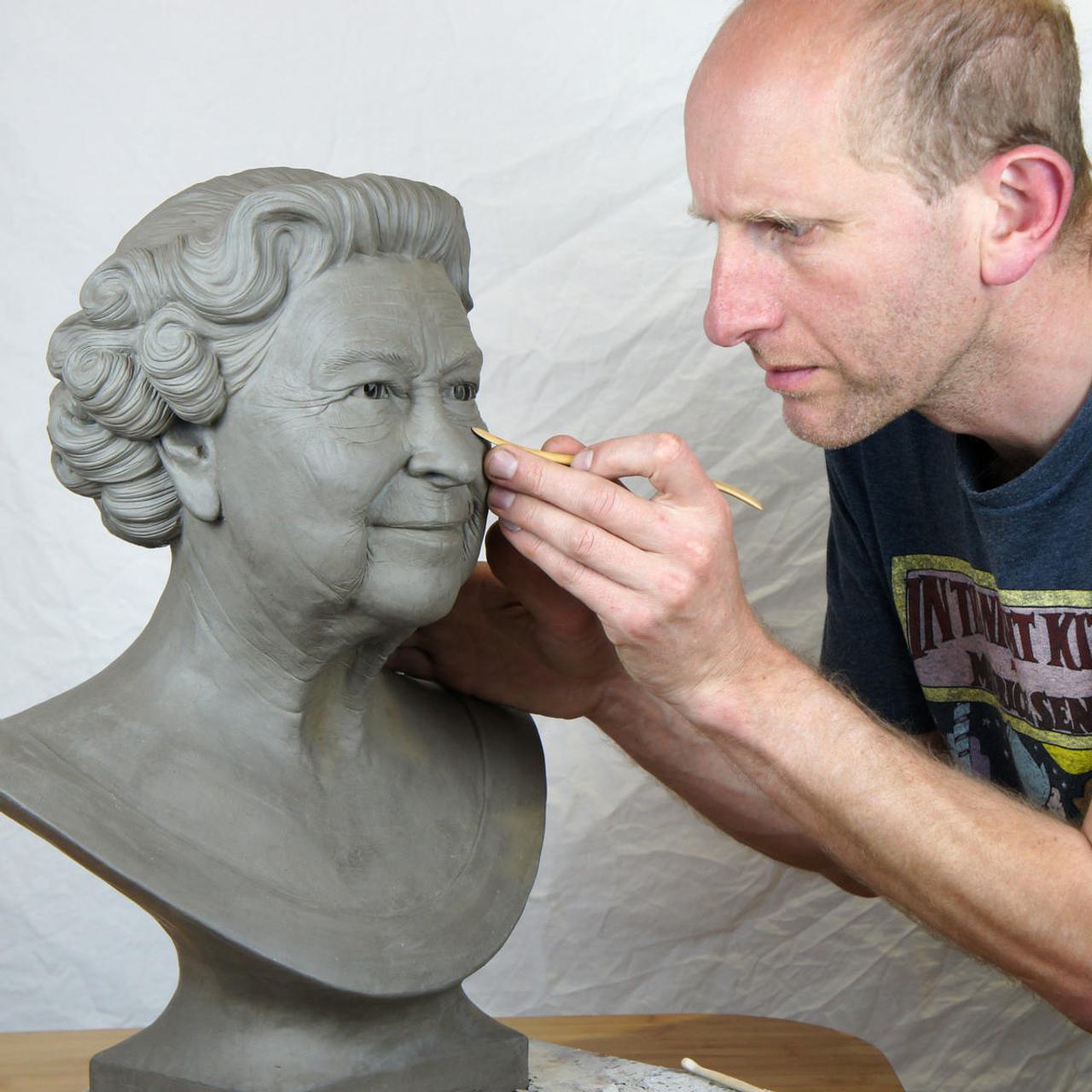 BANNER Tim sculpting the queen