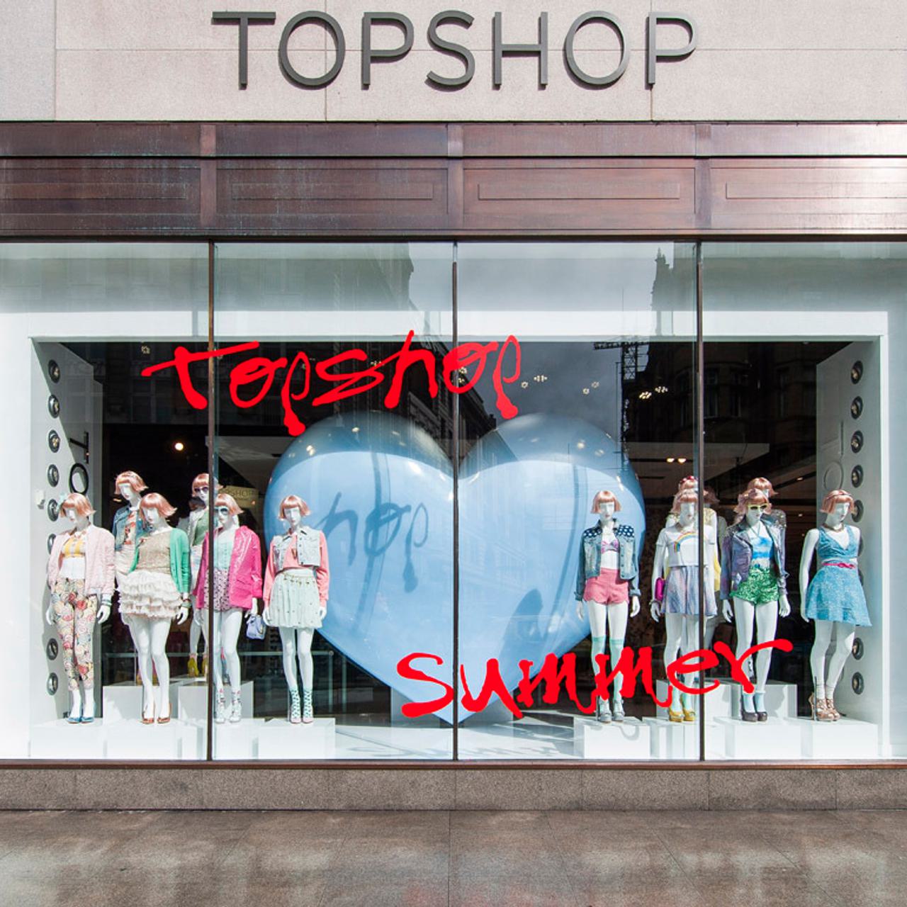 Topshop oxfordst big blue heart prop 2